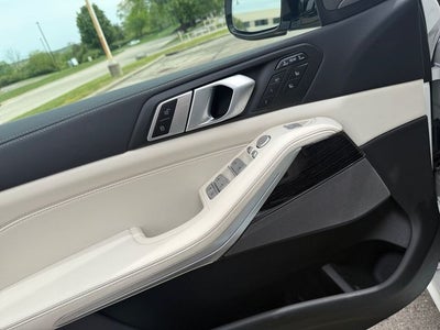 2025 BMW X7 M60i