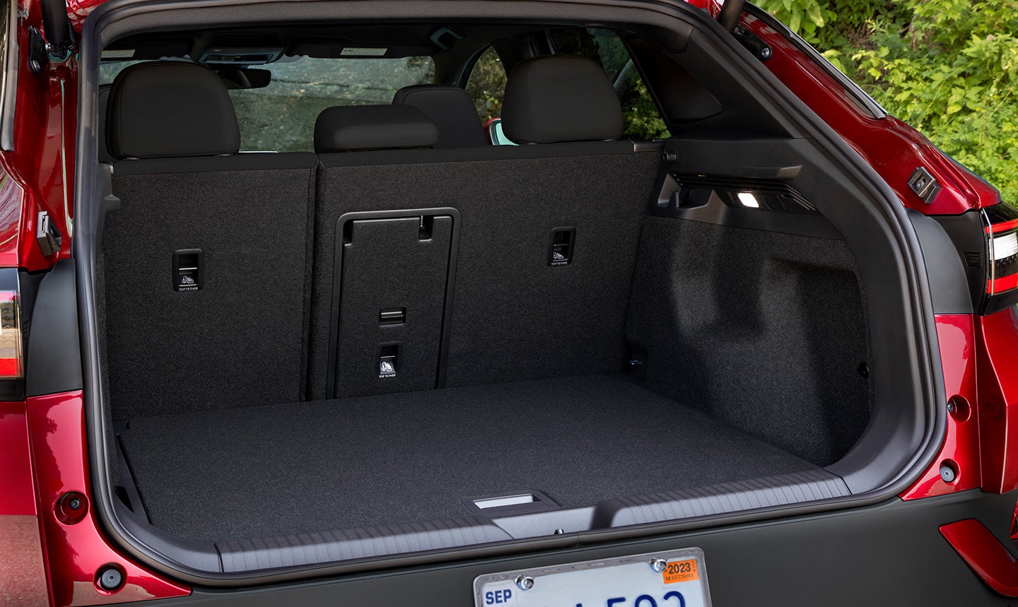 A close-up shot of the cargo space of an ID.4 in Aurora Red Metallic