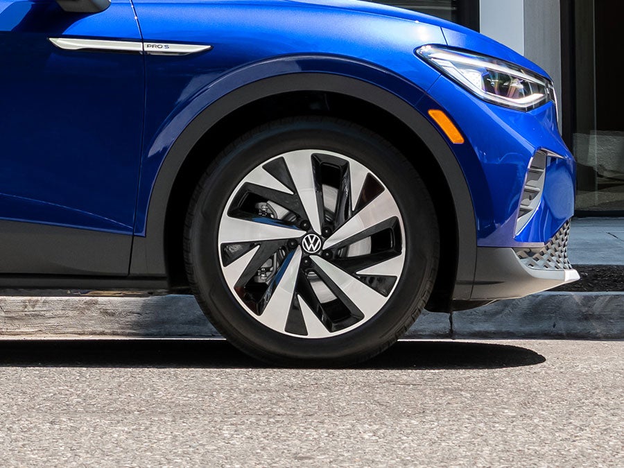 A close-up shot of an ID.4 in Dusk Blue Metallic 20” alloy wheel.
