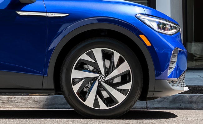 A close-up shot of an ID.4 in Dusk Blue Metallic 20” alloy wheel.